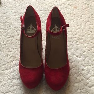 Crown vintage red pumps